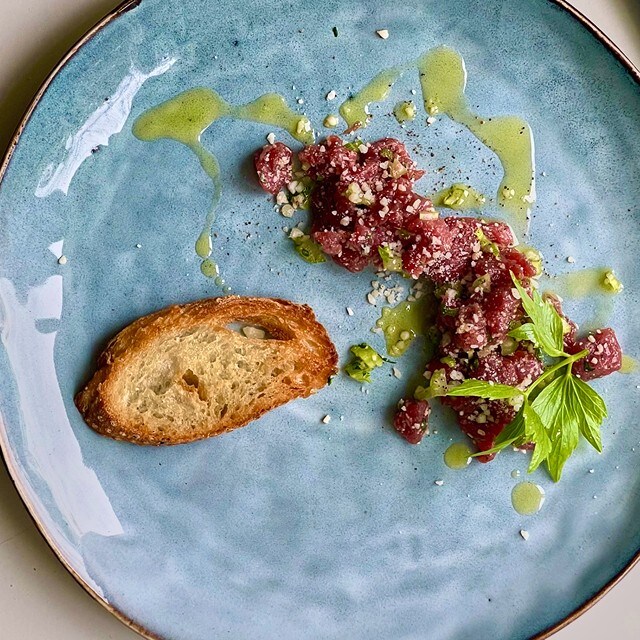 Tartar pihvi sitruunan, parmesaanin ja sellerin kera Tartar pihvi sitruunan, parmesaanin ja sellerin kera